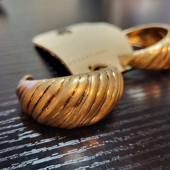 Anthropologie Large Gold Tone Seashell Huggie Stud‎ Earrings 1.5" Long NWT - Picture 2 of 7